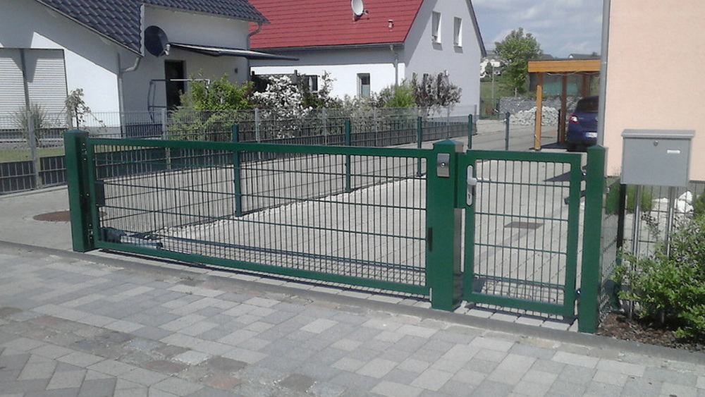 Klick GROSS Foto Doppelstabzaun Doppelstabzaun mit Tor und Tür / Wittenberg