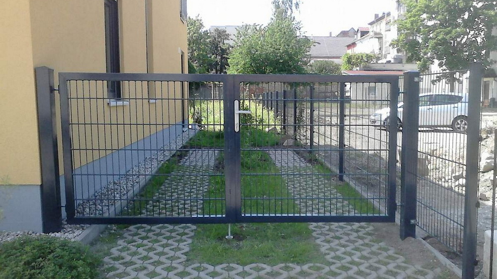 Klick GROSS Foto Doppelstabzaun Doppelstabzaun Toranlage / Dessau
